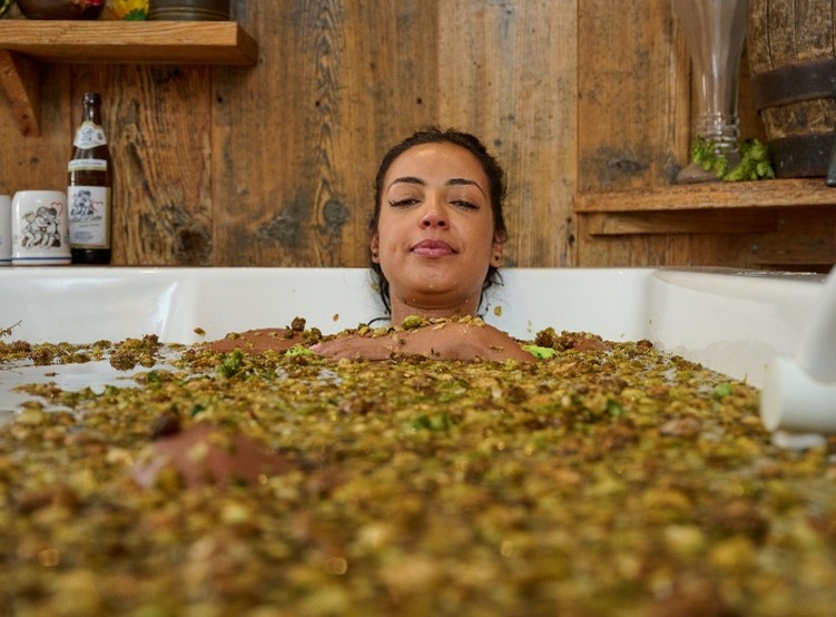 eine Frau beim Naturhopfen-Aromabad in der Limes-Therme Bad Gögging