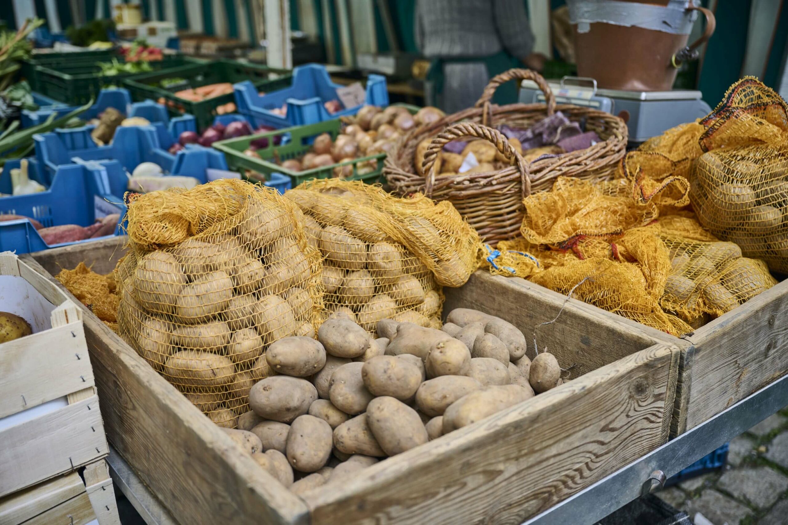 Kartoffeln am Obst- und Gemüsestand Wochenmarkt Bad Abbach
