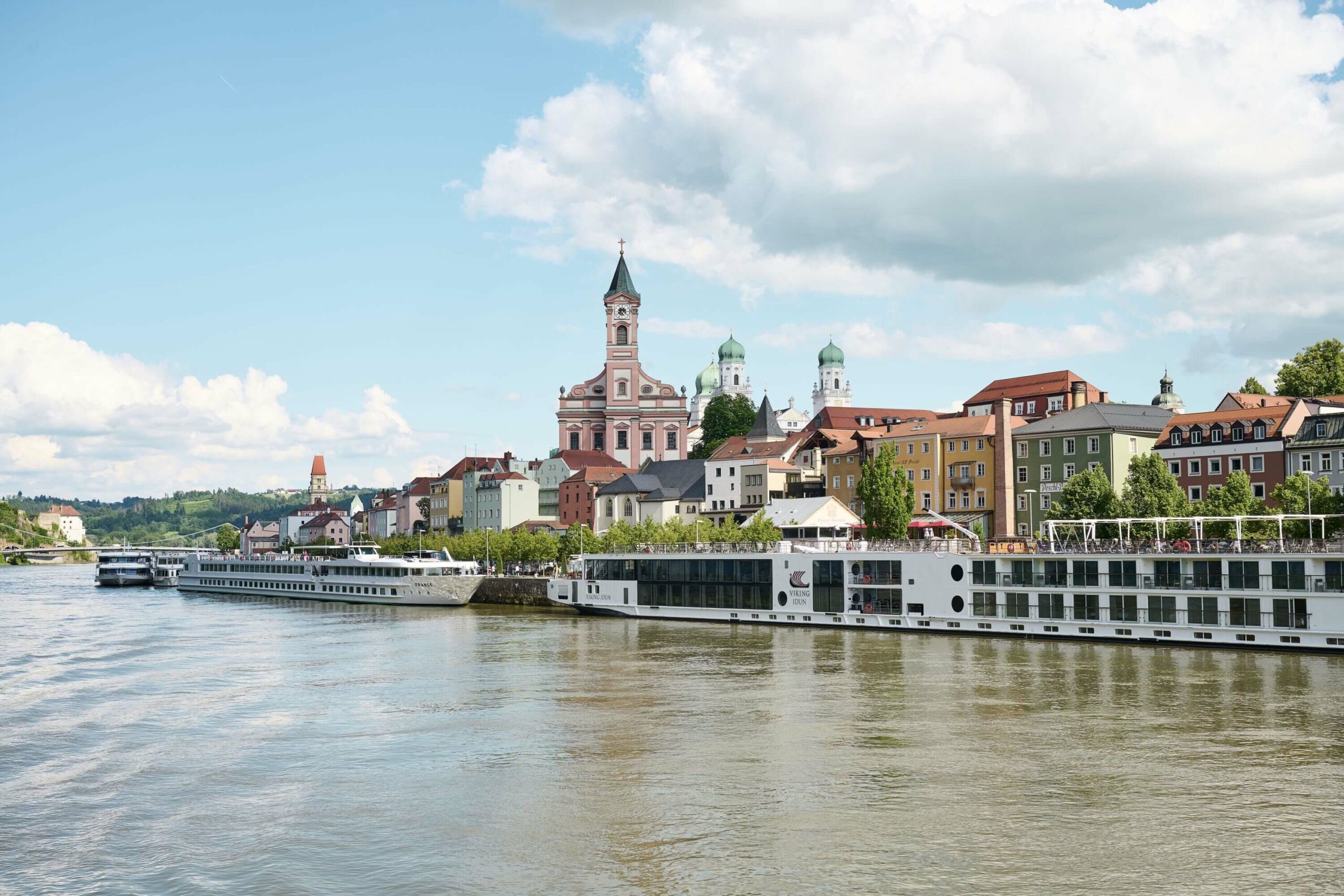 Kreuzfahrtschiffe mit Donaulände und Altstadt Passau