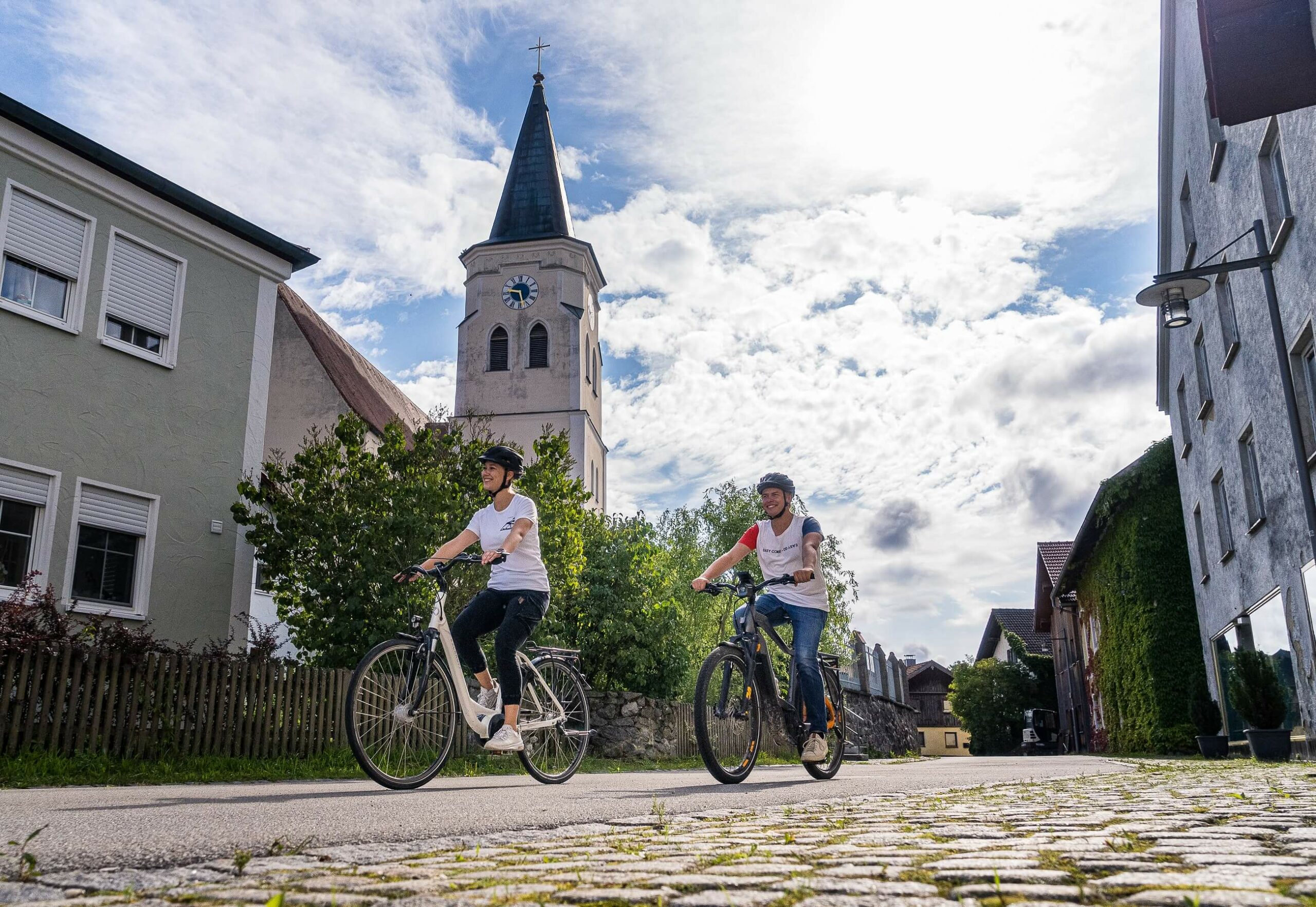 Zwei Radfahrer im Landkreis Deggendorf