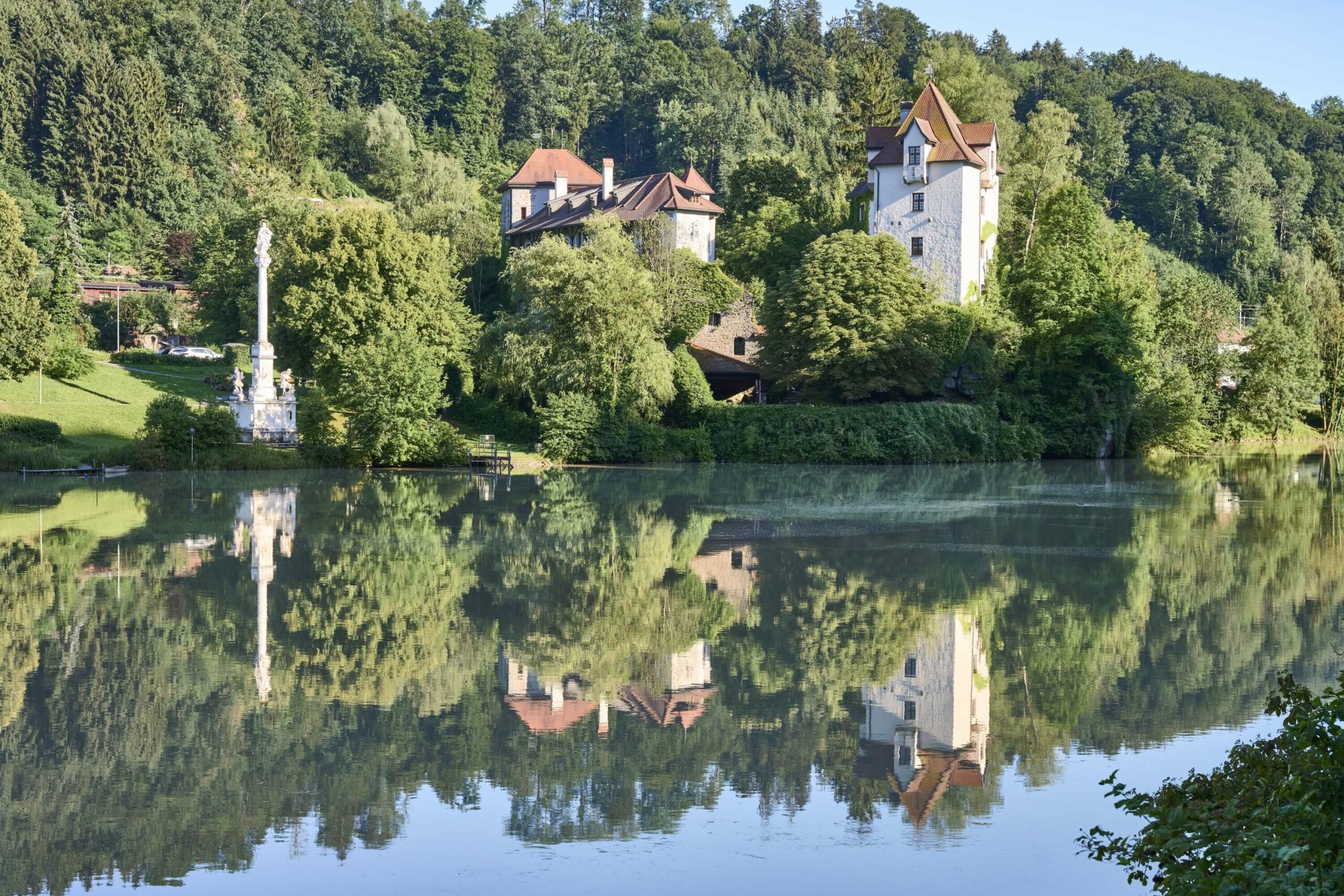 Mariensäule und Burg Wernstein am Inn Landkreis Passau