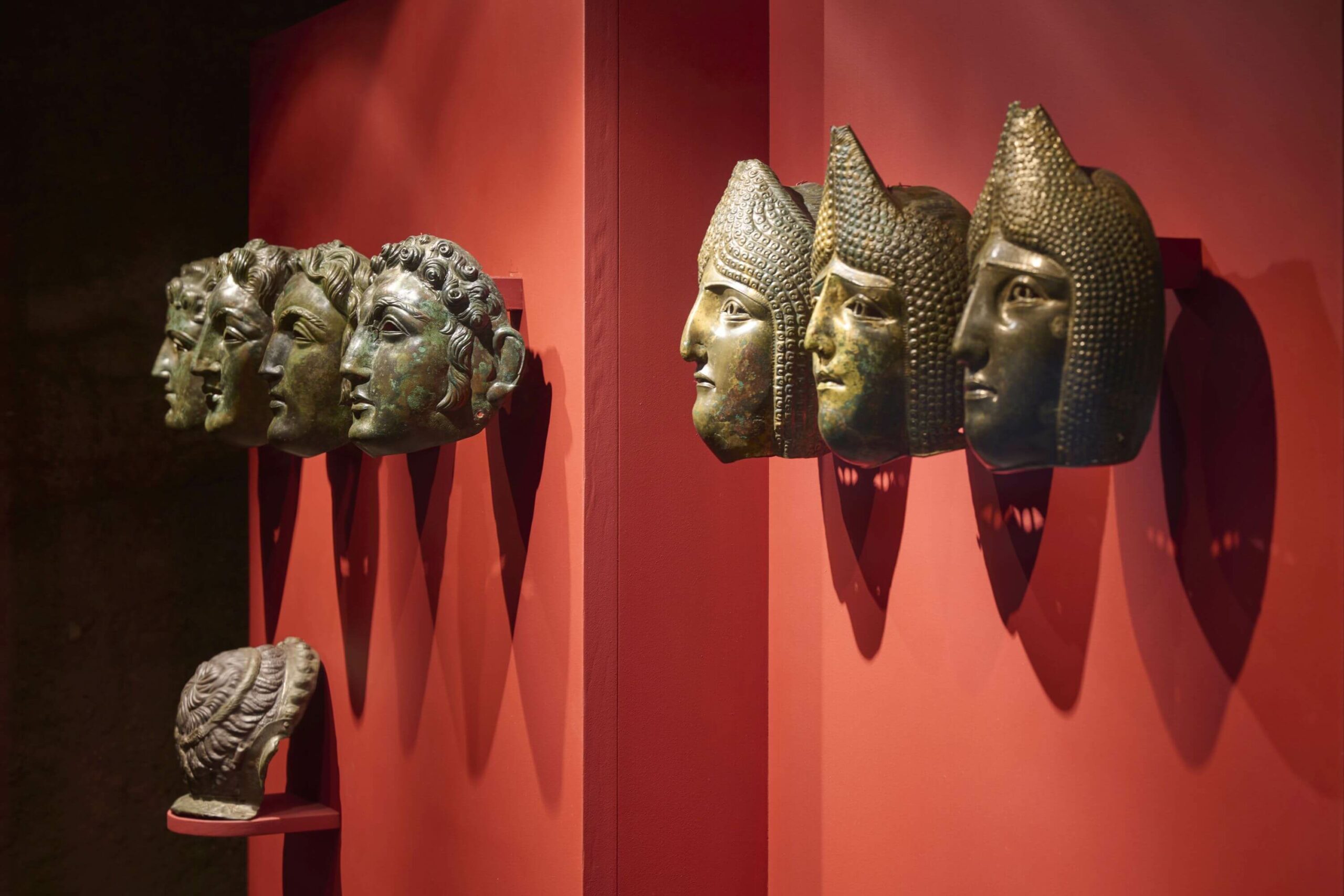 Masken aus dem Römerschatz im Gäubodenmuseum Straubing