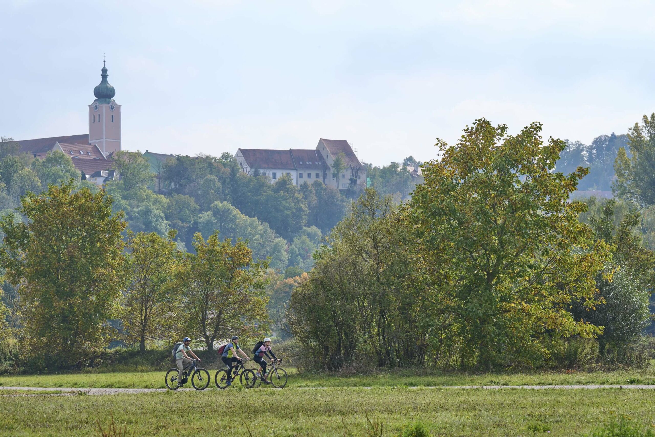 Radfahrer an den Isarauen in Landau Dingolfing-Landau