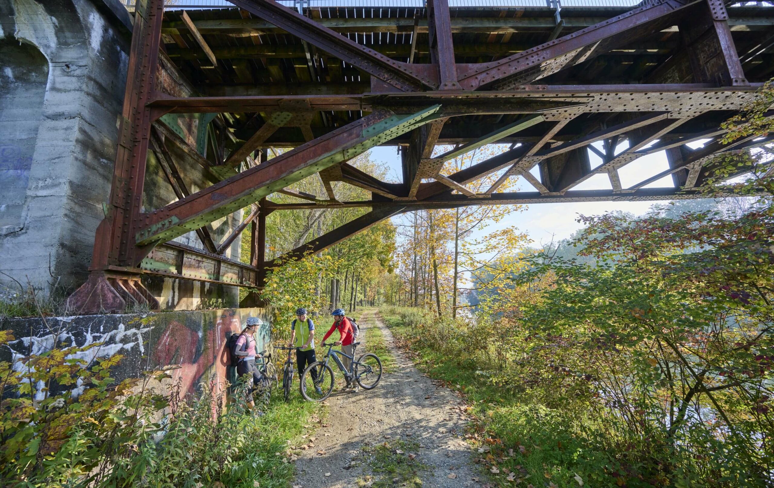 Radfahrer auf dem Isarradweg unter der Bockerlbahnbrücke Dingolfing-Landau