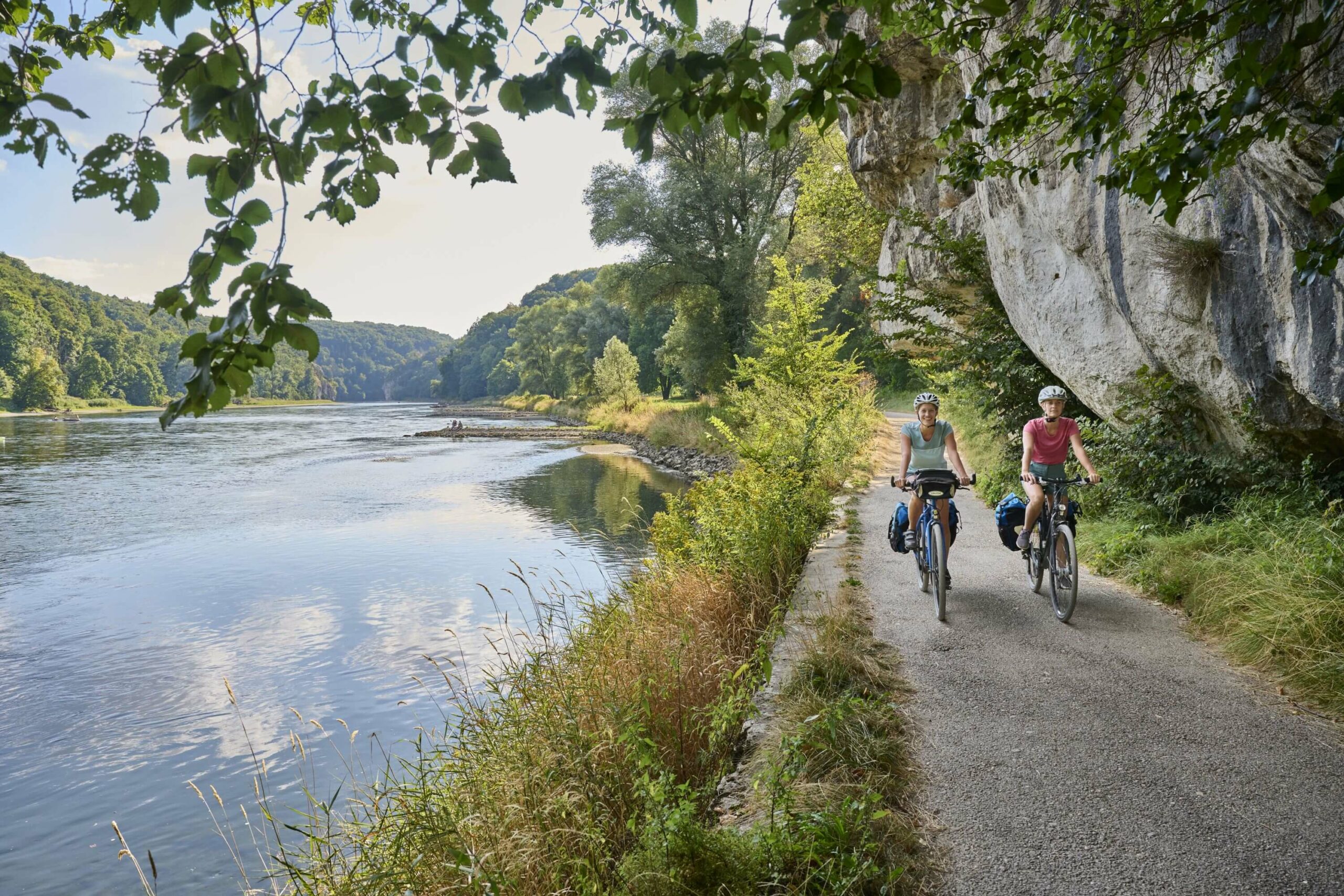 Radlerinnen an der Donau bei Kelheim Niederbayerntour