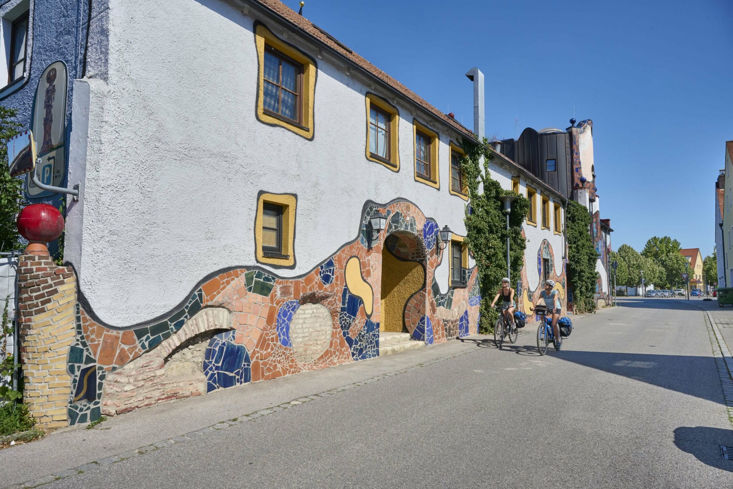 Radlerinnen vor der Brauerei Kuchlbauer in Abensberg