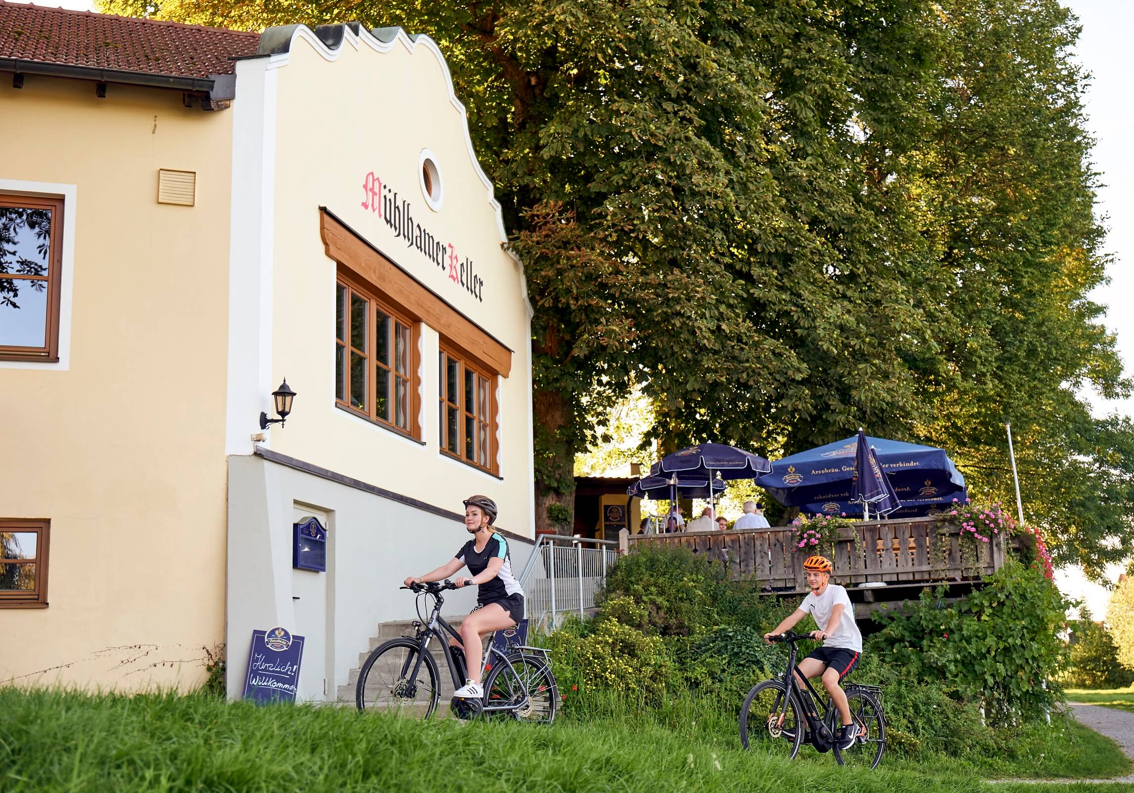 Zwei Radfahrer an der Gaststätte Mühlhamer Keller