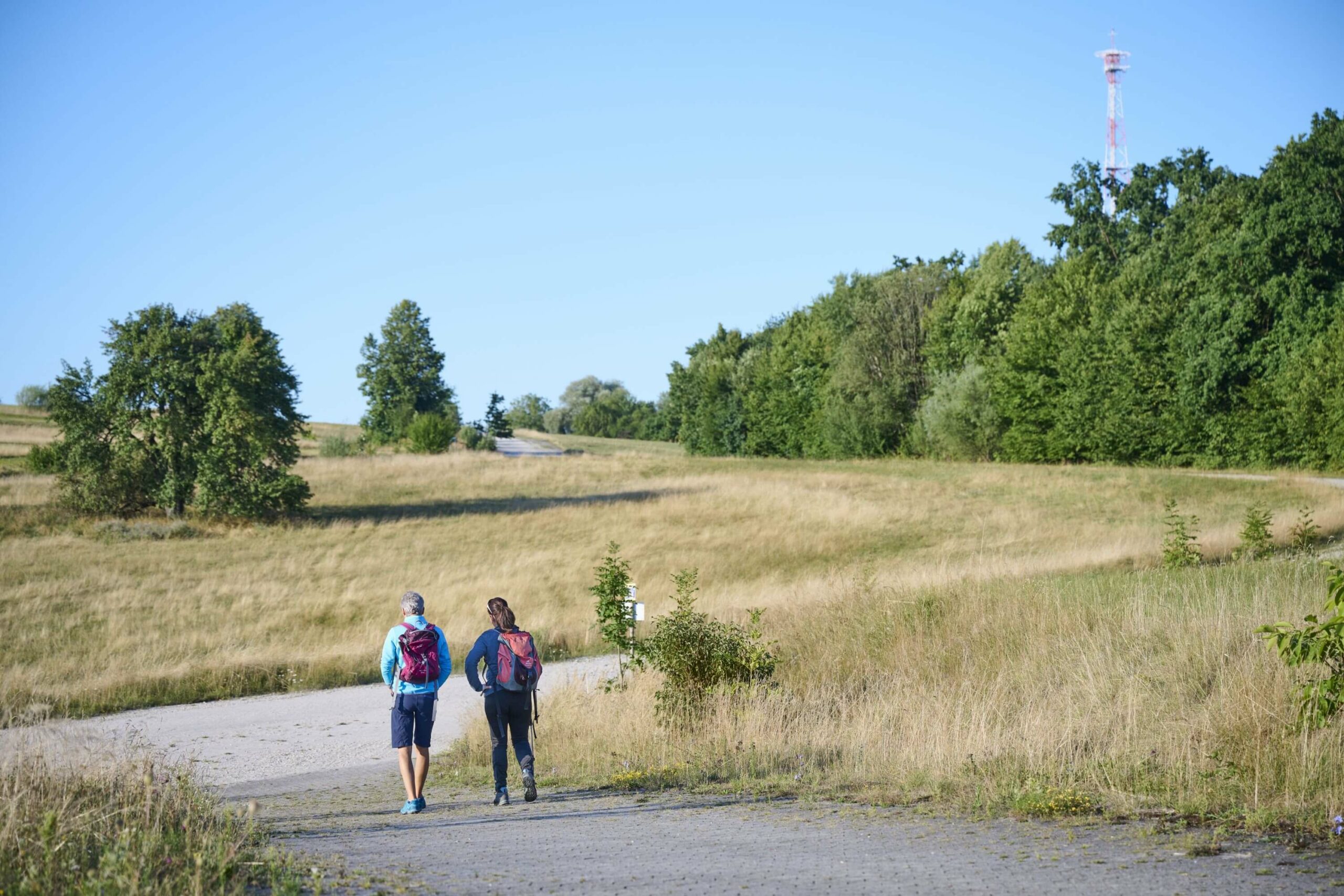Zwei Wanderinnen am Standortübungsplatz Landshuter Höhenweg