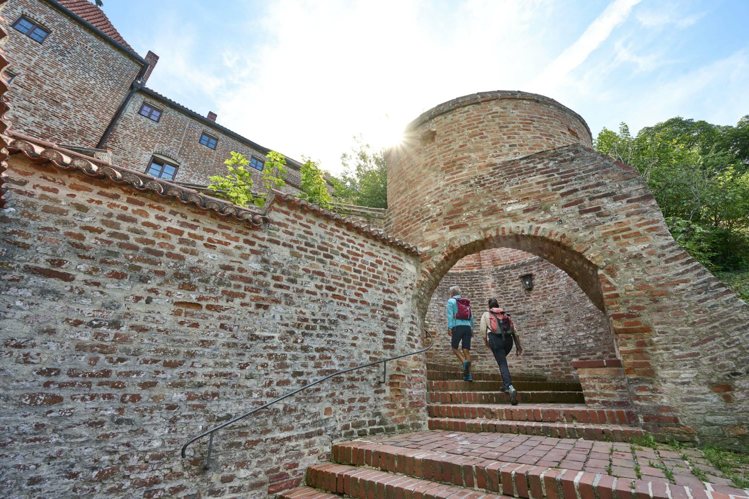 Zwei Wanderinnen auf der Burg Trausnitz Landshuter Höhenweg