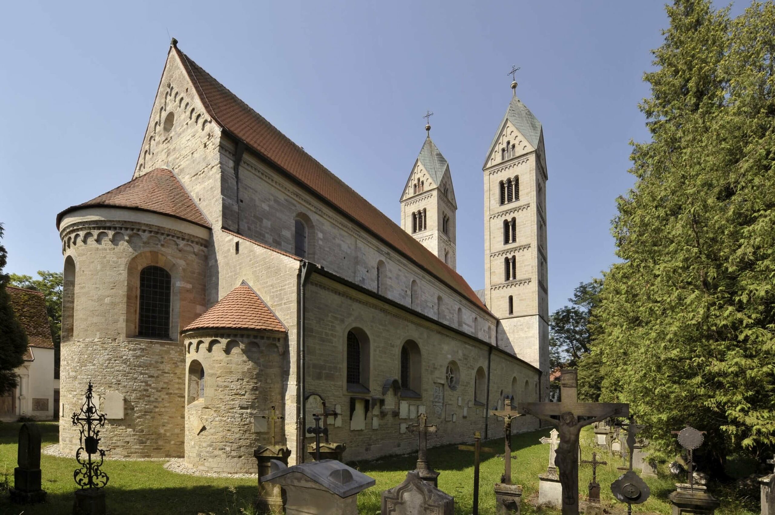 Aussenansicht der Basilika St. Peter in Straubing